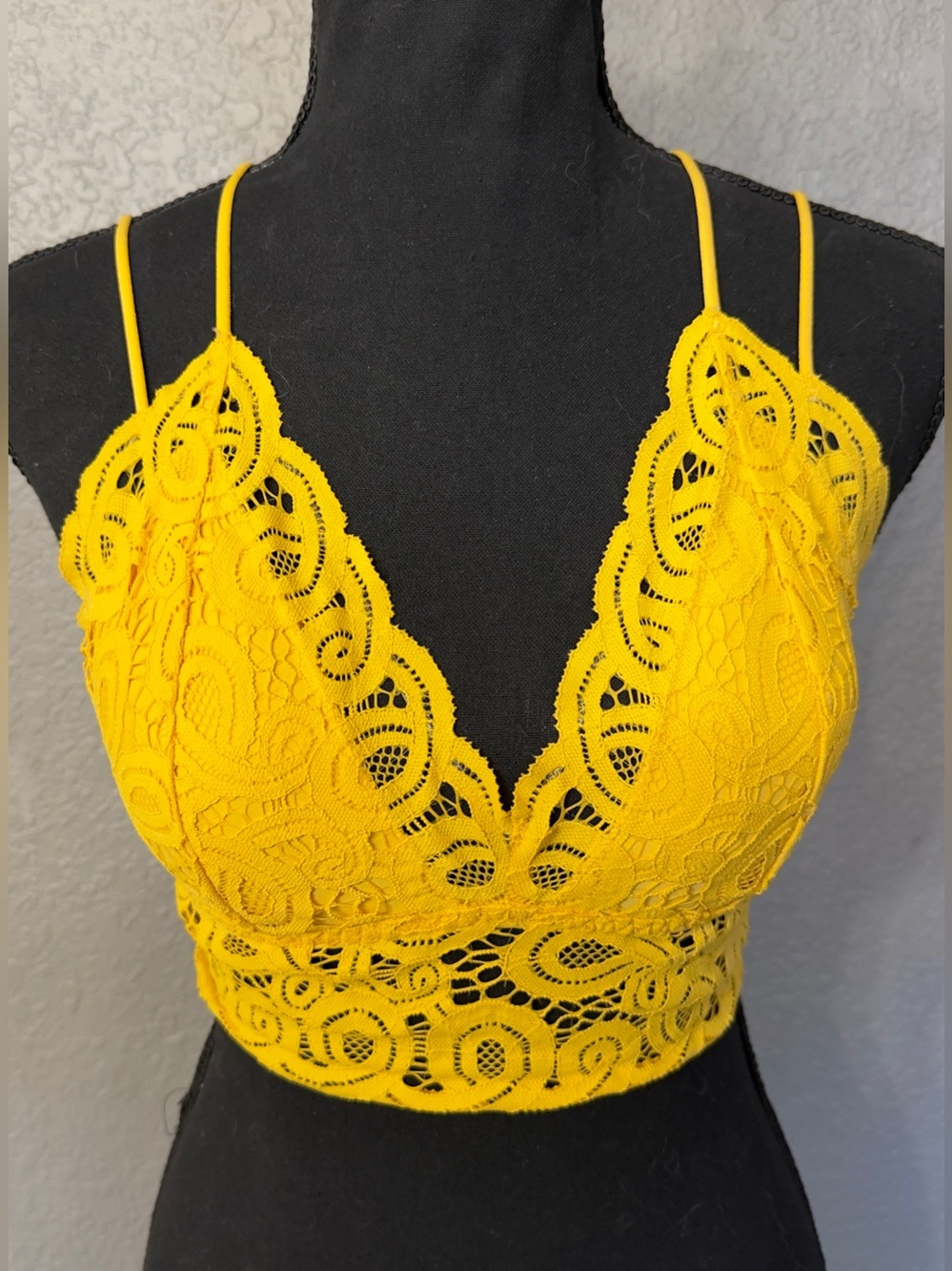 Victorias Secret PINK Women’s Sz M Yellow Strappy Lace Bralette